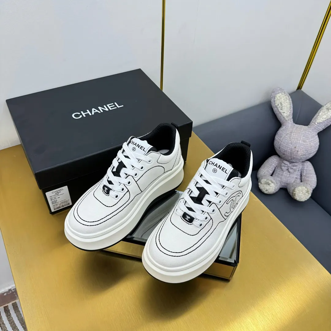 👟👟Ex-factory price 600👟👟 Upgraded version, upgraded version, upgraded version! No rebuttal accepted! ! ! ! Chanel Chanel panda shoes! 2025 counter's top casual sports shoes. This classic design; the upper is electro-embroidered with a variety of techniques; the outsole is fashionable and sporty; the unusual inclusion of a variety of color matching elements... The diversified mix and match is very good-looking and versatile, and can be used for leisure, fashion, sports, and outdoor... ꫛꫀꪝ Go➫ Materials: ❶Upper made of: original imported first-layer silk cowhide + original waterproof cloth + original first-layer cowhide ❷Inner lining: Original Yangli+Net ❸Outsole based on: Original TPU combination outsole Counter boutique packaging complete set for women 35–41 👉 👉